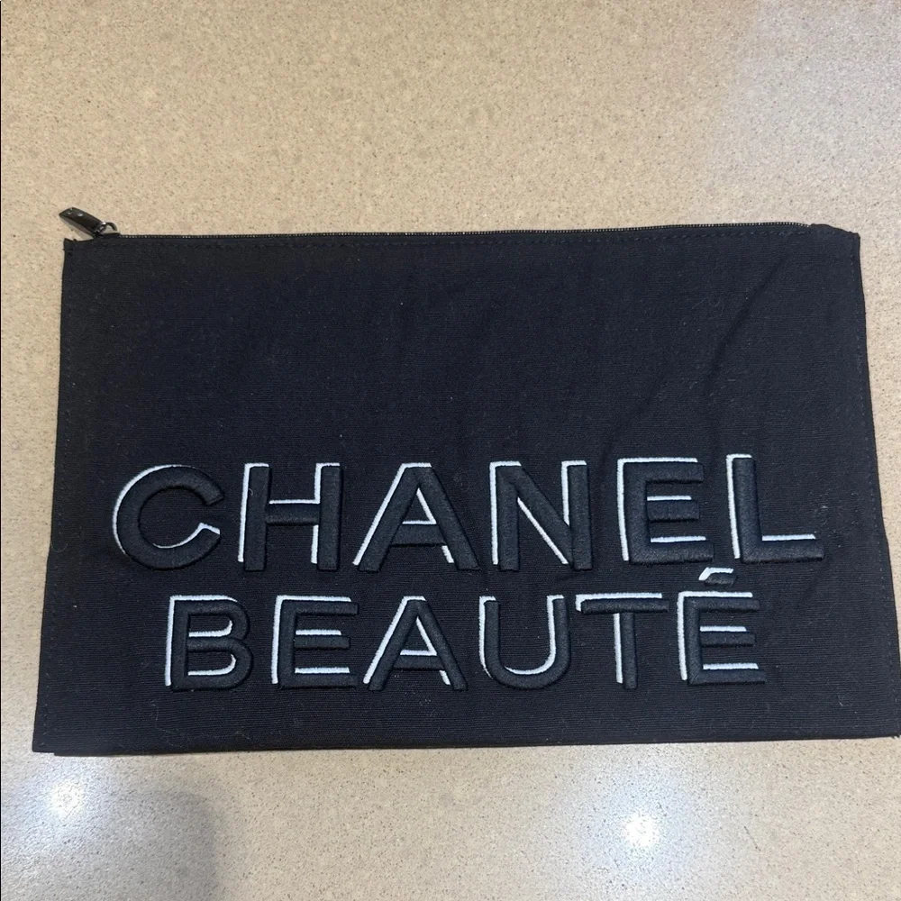 CHANEL Black Beauté Cosmetic Bag